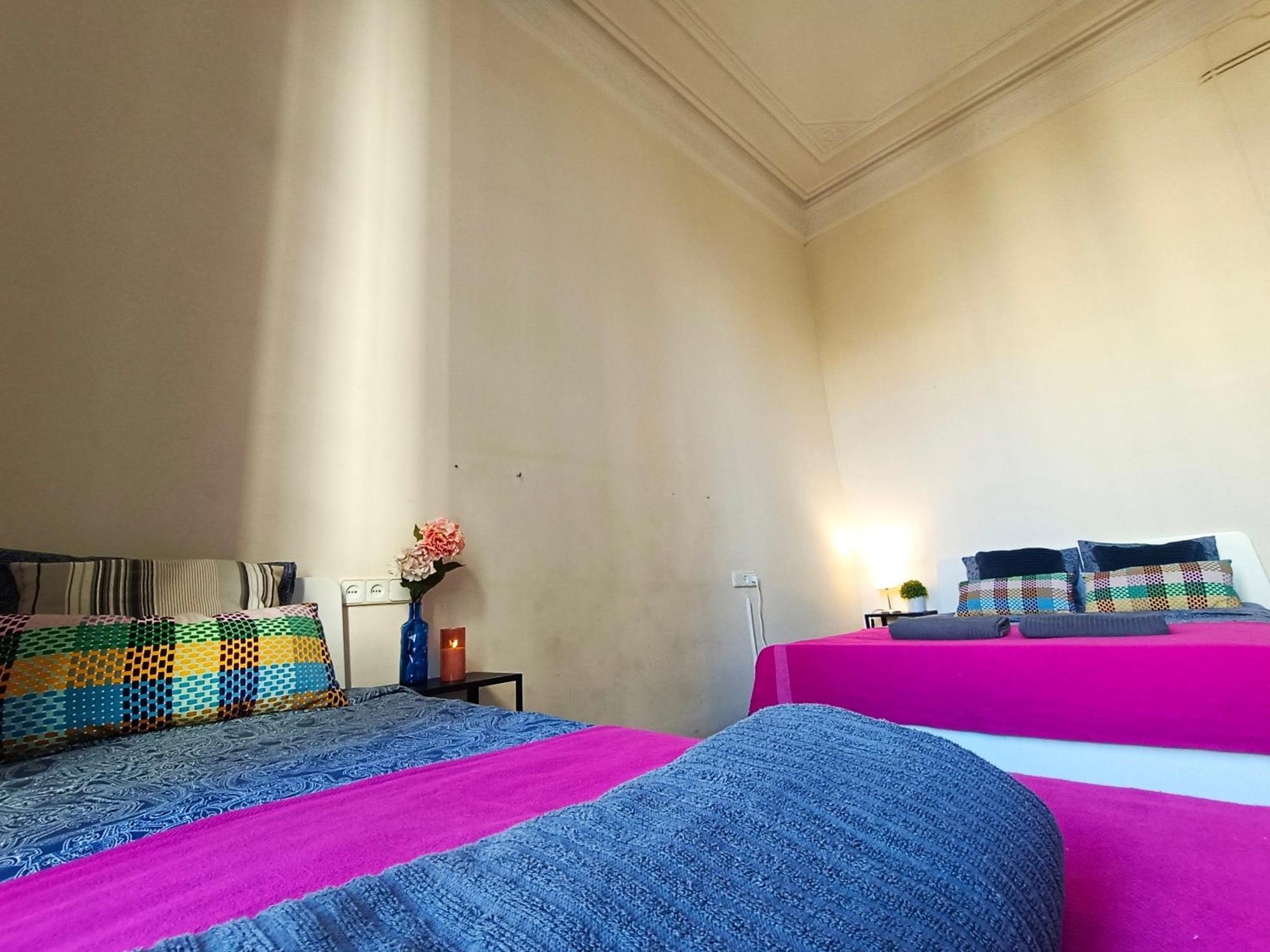 By Urquinaona Rooms Barcelona Bagian luar foto